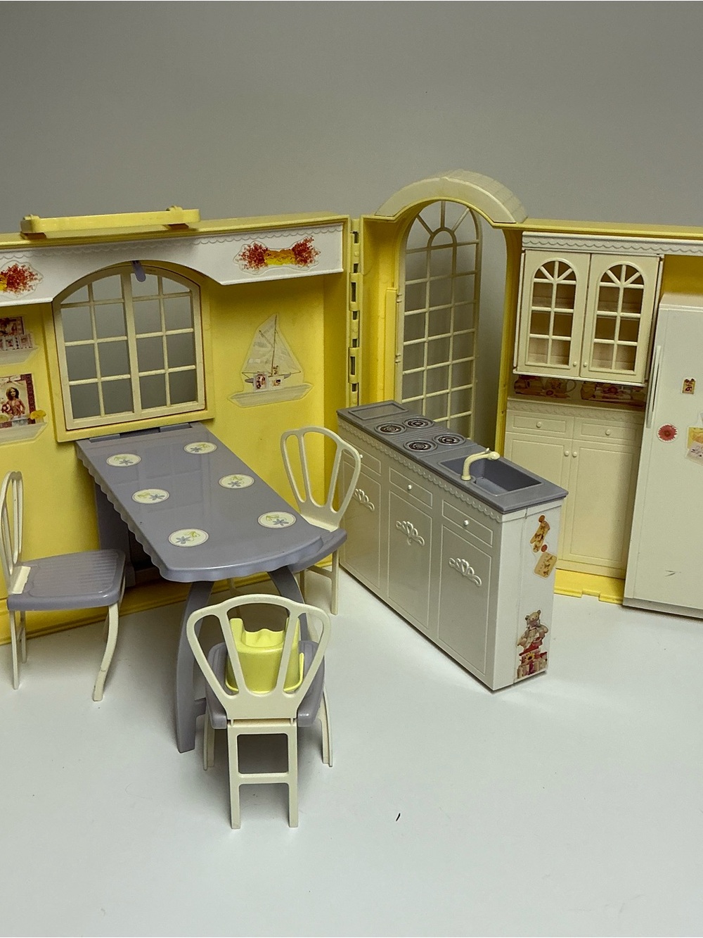 Mattel Barbie Happy Family Grandma’s Kitchen with 3 Chairs Fold Up DAMAGED